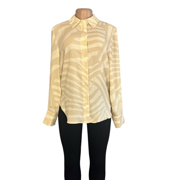 3/$30 🍂 H&M Beige and White Patterned Collared Shirt - Picture 3 of 10